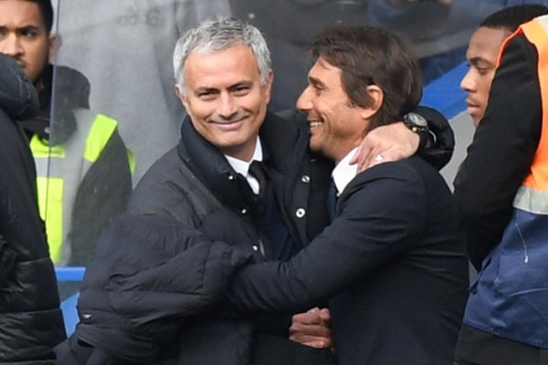 Jose Mourinho berpelukan dengan Antonio Conte saat keduanya masih latih tim Liga Premier Inggris