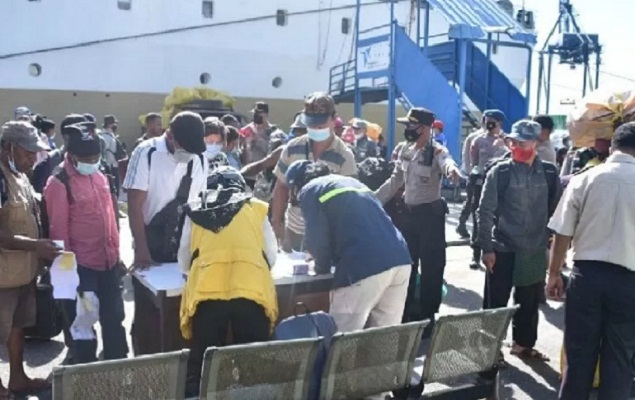 Penumpang KM Gunung Dempo saat diperiksa dengan tes cepat antigen di Pelabuhan Jayapura,