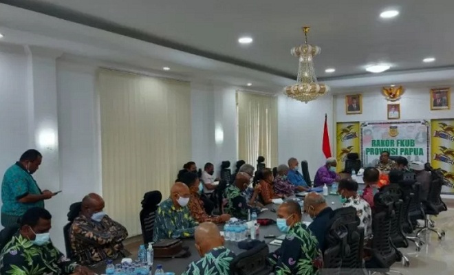 Pertemuan bersama FKUB Provinsi Papua yang dipimpin oleh Sekda Provinsi Papua Dance Yulian Flassy di kediamannya