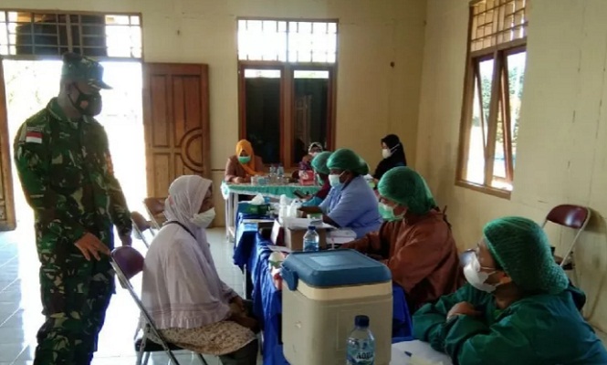 Babinsa Koramil1707-17 Serda Himawan Suryadi mendampingi puluhan lansia di kampung Sipias Distrik Elikobel
