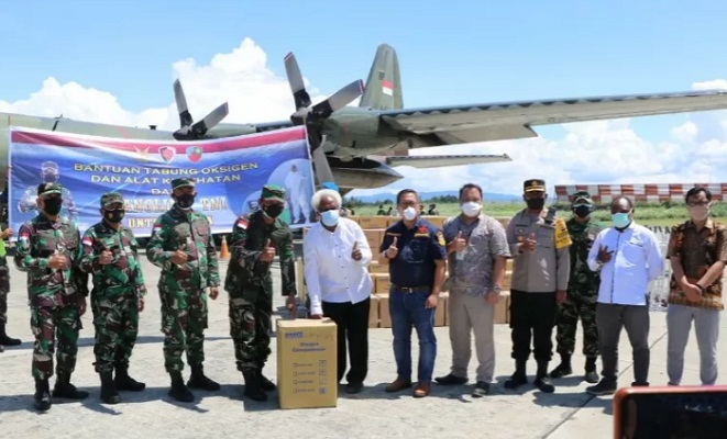 Bantuan tabung oksigen dan alat kesehatan yang tiba di Base Ops Lanud Silas Papare Jayapura
