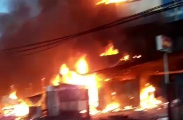 Kebakaran ruko dan lapak di sekitar jalan baru Abepura, Kota Jayapura,