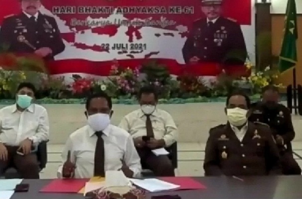 Kejati Papua Nikolaus Kondomo saat beri keterangan secara virtual