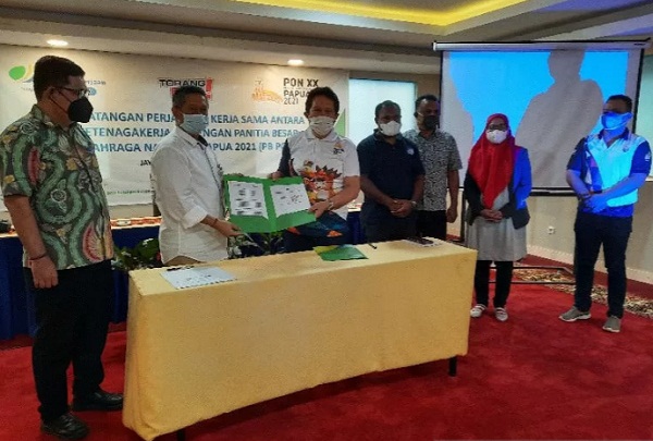 Kepala Kantor BPJAMSOSTEK Cabang Papua Jayapura I Ketut Arja Leksana bersama Sekretaris Umum PB PON