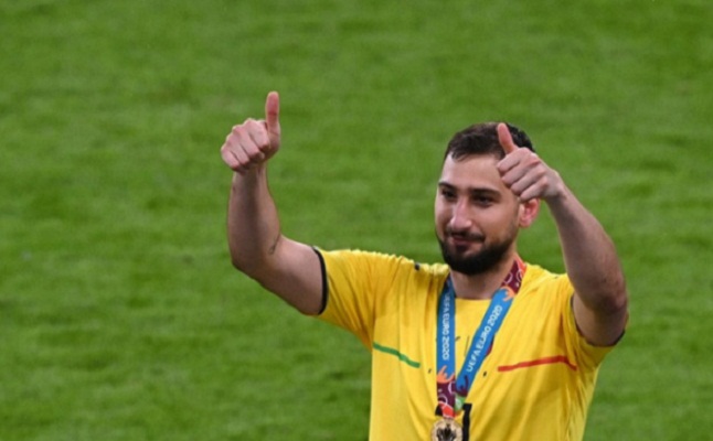 Kiper tim nasional Italia Gianluigi Donnarumma melakukan selebrasi bersama suporter seusai menjuarai Euro 2020 mengalahkan Inggris dalam partai final di Stadion Wembley, London, Inggris