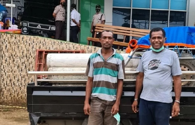 Kris Bonsapia membantu nakes RSUD Jayapura dengan mengambil tabung oksigen dari penyalur di Jayapura.