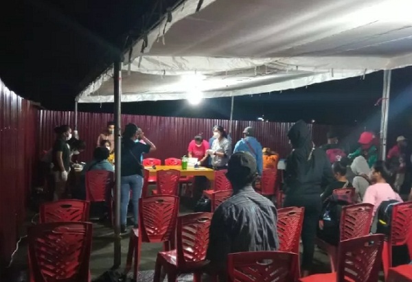 Aparat gabungan TNIPolri bersama Satgas COVID-19 Kabupaten Yapen Kepulauan, Papua melakukan pemeriksaan prokes terhadap penumpang KM Dobonsolo di pelabuhan Serui.