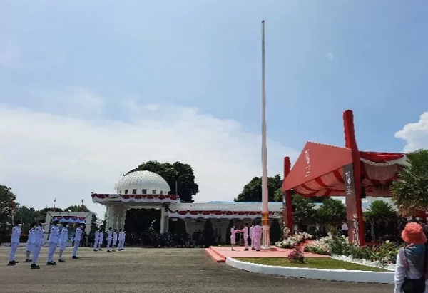 Gabriella Jomilena menyerahkan bendera Merah Putih kepada rekannya yang akan mengibarkan pada pengibaran pagi di Gedung Negara Dok V Jayapura