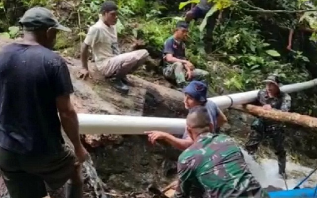Personel Satgas Pamtas RI-PNG Yonif 131Brs dipimpin Danki markas Kapten Inf Zainal Arifin bersama warga bergotong royong