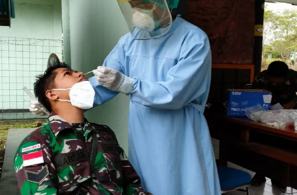 Prajurit TNI di Kodim 1711 Boven Digoel mengikuti test swab PCR untuk mencegah penularan COVID-19