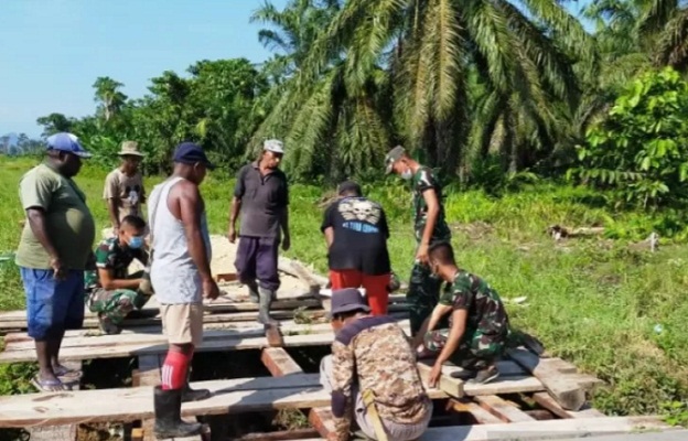 Semangat kerja gotong royong dilakukan personel Satgas Pamtas Yonif Mekanis 512QY pos Yamara Arso Timur Kabupaten Keerom bersama warga Kampung Suskun