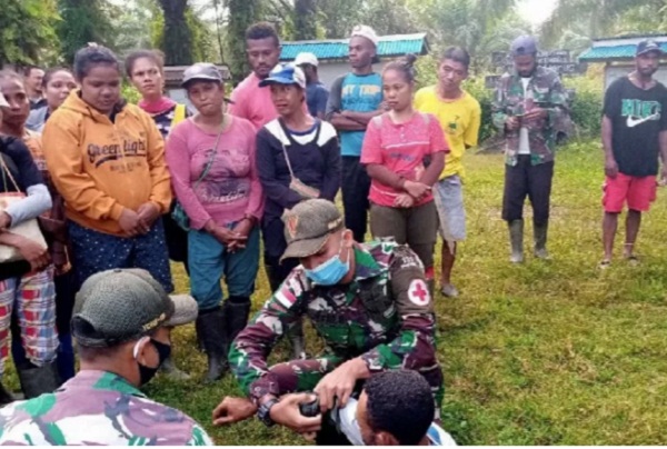 Suasana penyuluhan sosialisasi penanganan gigitan ular dilakukan personel Satgas Pamtas Yonif 131Brs Pos Pitewi untuk warga Arso di perbatasan RI-PNG.