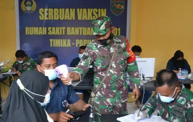 Suasana warga sedang mengikuti serbuan vaksinasi diselenggarakan Kodam XVIICenderawasih