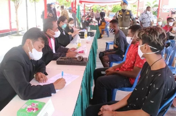 Warga Jayapura yang terjaring operasi yustisi nampak sedang menunggu sidang tipiring,