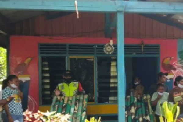 Aparat Babinsa Koramil Biak Kota melakukan komunikasi sosial bermain musik tradisional di sanggar seni musik bambu kamen berok.