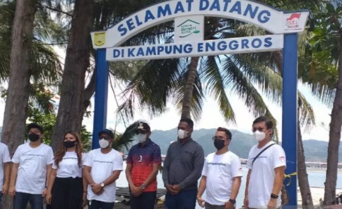 Jajaran Grup Astra Papua berpose bersama Wali Kota Jayapura Benhur Tommy Mano di depan gapura Kampung Berseri Astra di Kampung Enggros
