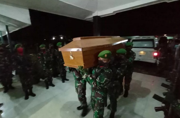 Jenazah empat anggota TNI korban pembunuhan di kabupaten Maybrat tiba di Sorong