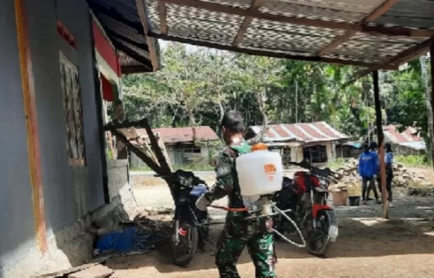 Personel Satgas Pamtas Yonif Mekanis 512QY Pos Wembi melakukan penyemprotan disinfektan di rumah warga perbatasan RI-PNG.