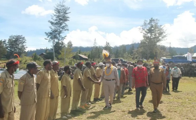 Sejumlah kepala kampung di Jayawijaya saat menyambut bupati bersama pejabat pemda.